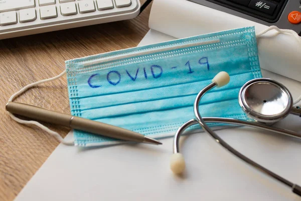 Skrivbord Med Sanitär Mask Och Stetoskop Vid Coronavirus Pandemi — Stockfoto
