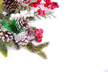 Yılbaşı süslemeleri beyaz üzerine izole edilmiş.