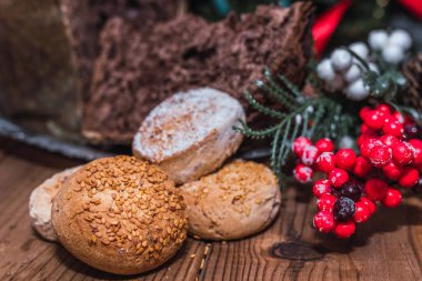 Tipik Noel kurabiyeleri ve polvoronlar