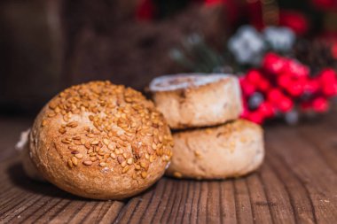 Polvoronlar ve Noel tatlıları tahtada