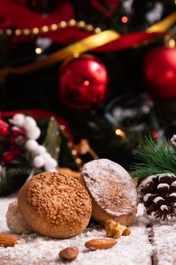 Geleneksel noel tozları sade ahşap süslerle süslenmiş.