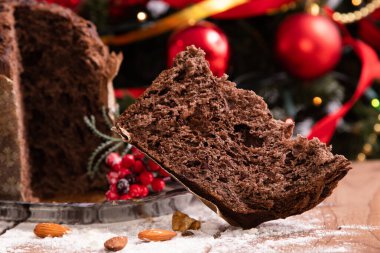 Çikolata panettonunun yakın plan kesimi