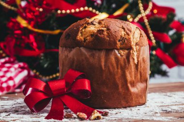 Kırmızı yay ve süslemeli Noel panettonu