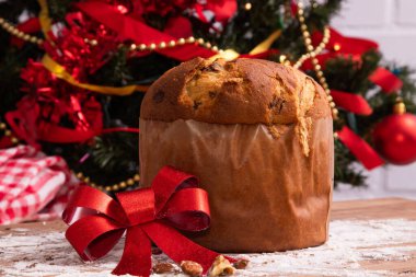 Kırmızı yay ve süslemeli Noel panettonu