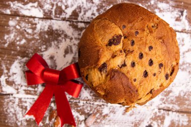 Kırmızı yay ve süslemeli Noel panettonu