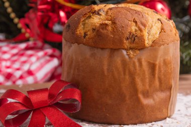 Kırmızı yay ve süslemeli Noel panettonu