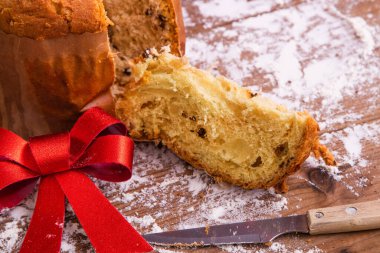 Kırmızı yay ve süslemeli Noel panettonu