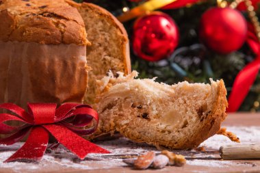 Kırmızı yay ve süslemeli Noel panettonu