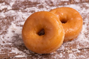 Tahtaya un sürülmüş taze çörekler