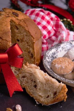 Panettone 'un bir kısmı Noel süslemeleri ile masaya konmuş.