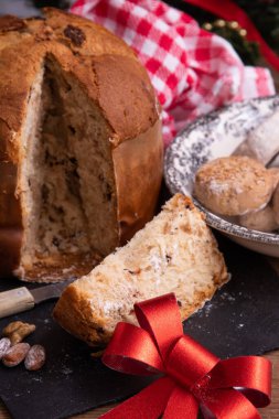 Panettone 'un bir kısmı Noel süslemeleri ile masaya konmuş.