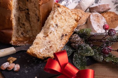 Panettone 'un bir kısmı Noel süslemeleri ile masaya konmuş.