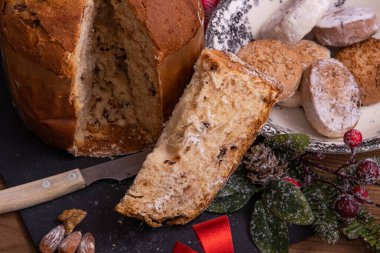 Panettone 'un bir kısmı Noel süslemeleri ile masaya konmuş.