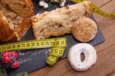 Geleneksel Noel tatlıları ve tatlıları mezurayla birlikte.