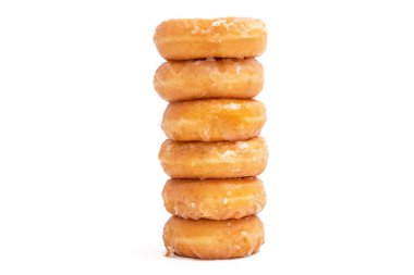 Beyaz arka planda izole edilmiş taze çörekler