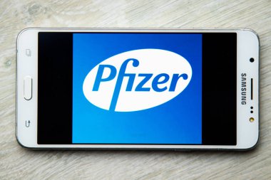 Galiçya, İspanya - 14 Kasım 2020: cep telefonu ekranında pfizer ilaç şirketi logosu
