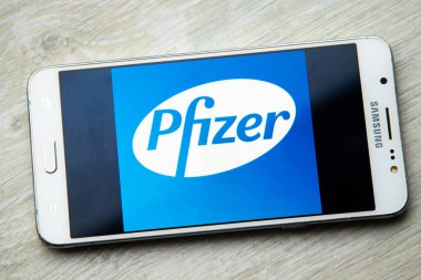 Galiçya, İspanya - 14 Kasım 2020: cep telefonu ekranında pfizer ilaç şirketi logosu