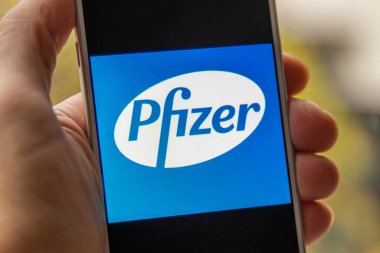 Galiçya, İspanya - 14 Kasım 2020: cep telefonu ekranında pfizer ilaç şirketi logosu