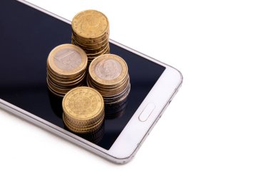 Metalik madeni paralarla izole edilmiş cep telefonu
