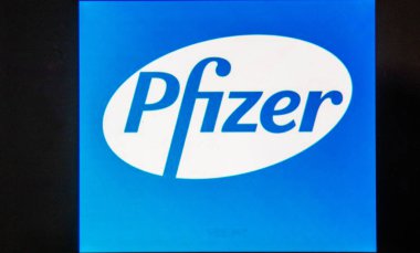 Galiçya, İspanya - 14 Kasım 2020: cep telefonu ekranında pfizer ilaç şirketi logosu