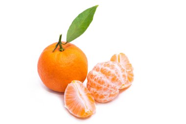 Mandalina portakalları beyaz arkaplanda izole edildi