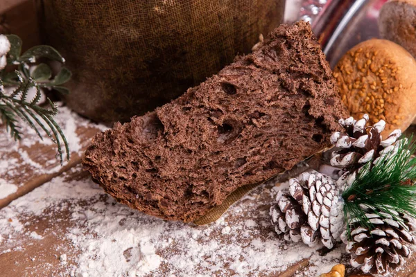Tradizionale Panettone Cioccolato Natalizio Aperto Porzione — Foto Stock