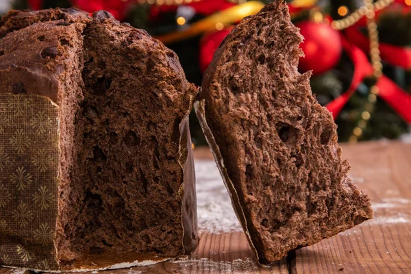 Tradiční Vánoční Čokoládový Panettone Otevřený Porci — Stock fotografie