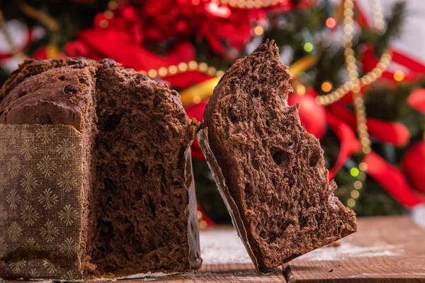 Tradiční Vánoční Čokoládový Panettone Otevřený Porci — Stock fotografie