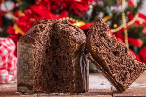 Tradiční Vánoční Čokoládový Panettone Otevřený Porci — Stock fotografie