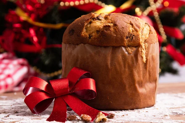 Natal Panettone Com Arco Vermelho Ornamentos — Fotografia de Stock