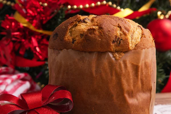 Panettone Natalizio Con Fiocco Rosso Ornamenti — Foto Stock