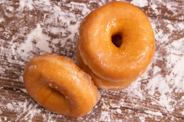Verse Donuts Hout Met Bloem — Stockfoto