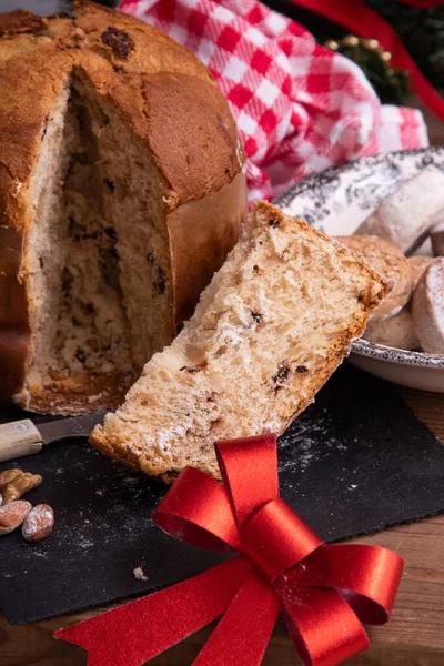 Porzione Panettone Tagliato Sulla Tavola Con Decorazioni Natalizie — Foto Stock