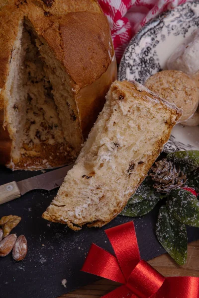 Porzione Panettone Tagliato Sulla Tavola Con Decorazioni Natalizie — Foto Stock