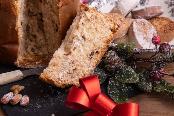 Porzione Panettone Tagliato Sulla Tavola Con Decorazioni Natalizie — Foto Stock