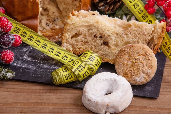 Geleneksel Noel tatlıları ve tatlıları mezurayla birlikte.