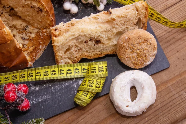 Geleneksel Noel tatlıları ve tatlıları mezurayla birlikte.