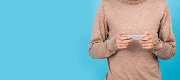 Närbild Händer Med Mobiltelefon Isolerad — Stockfoto