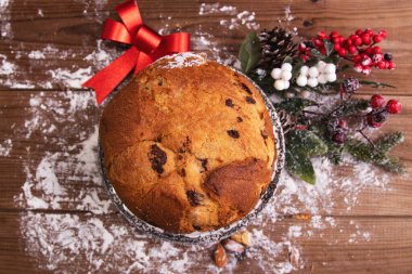 Kırsal mutfak odununda noel panettone manzarası