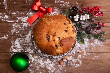 Kırsal mutfak odununda noel panettone manzarası