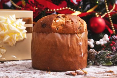 Kırsal ahşap masada Noel panettonu