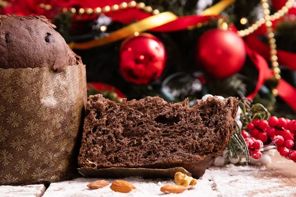 Panettone Cioccolato Con Decorazioni Natalizie — Foto Stock