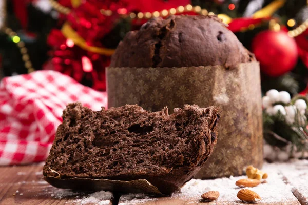 Panettone Cioccolato Con Decorazioni Natalizie — Foto Stock