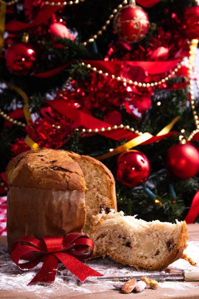 Tradizionale Panettone Natalizio Tavola Legno Con Decorazioni — Foto Stock