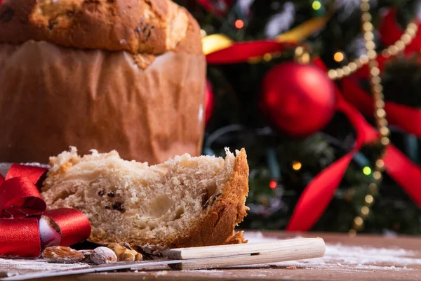 Παραδοσιακό Χριστουγεννιάτικο Panettone Ξύλινο Τραπέζι Διακοσμήσεις — Φωτογραφία Αρχείου