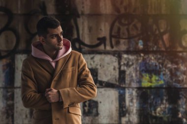 Sokaktaki genç adam.