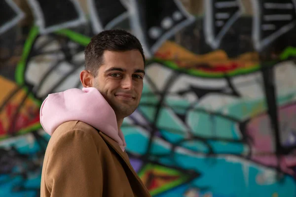 Retrato Jovem Rua Livre Com Fundo Parede Com Restos Pinturas — Fotografia de Stock