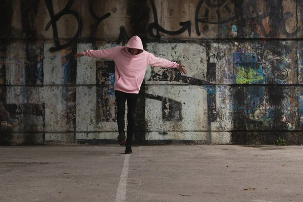 Urbaner Lässiger Junger Mann Tanzt Auf Der Straße Der Stadt — Stockfoto
