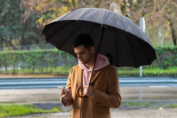 Man Umbrella Mobile Phone City Street Outdoors — Stock Photo, Image