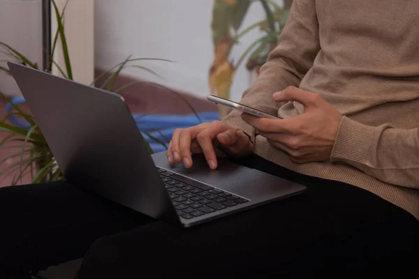 Close Van Handen Met Mobiele Telefoon Laptop — Stockfoto